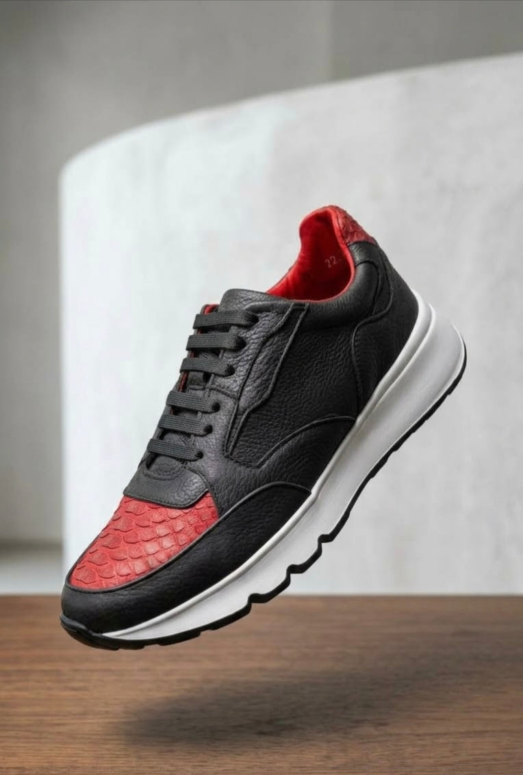 Sneaker Urbano de Piel Negra con Detalles Exóticos Rojos.